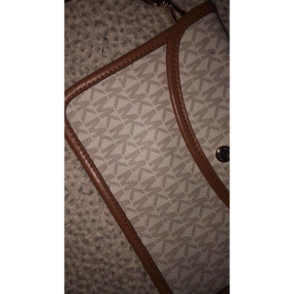 💕😍❤️MAKE AN OFFER! MICHAEL KORS LOGO WRISTLET/POUCH❤️😍💕 - Picture 2 of 5